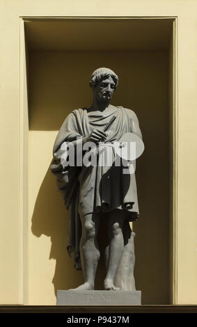 Antike römische Maler Timanoa. Statue auf der Fassade des Gebäudes der Neuen Eremitage von Deutschen neoklassischen Architekten Leo von Klenze in Sankt Petersburg, Russland vorgesehen. Stockfoto