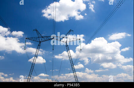 Foto der Kraftübertragung Tower. Hohe Spannung Säule auf und blauer Himmel. Stockfoto