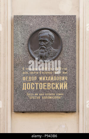 Gedenktafel am Haus, wo russische Schriftsteller Fjodor Dostojewski lebte und starb in Kuznechny Lane in Sankt Petersburg, Russland. Text in Russisch bedeutet: Fjodor Dostojewski lebte in diesem Haus im Jahre 1846 und später von Oktober 1878 bis zu seinem Tod am 9. Februar 1881. Er schrieb seinen Roman Die Brüder Karamasow hier. Die Wohnung des Schriftstellers ist jetzt Teil der Dostojewski literarische Gedenkstätte Museum. Stockfoto