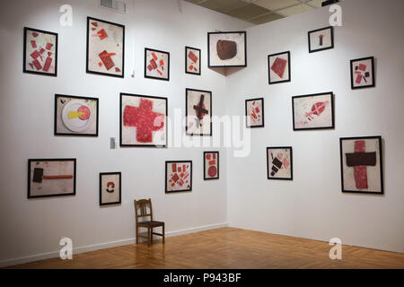 Installation durch die blauen Nasen Gruppe "Küche Suprematismus" (2005) auf die Anzeige in der tretjakow Kombüse in Moskau, Russland. Die Installation auf dem Letzten futuristischen Ausstellung 0,10 in Dezember 1915 in Petrograd (heute Sankt Petersburg, Russland), auf dem das schwarze Quadrat von Russischen Avantgarde Maler Kasimir Malewitsch zum ersten Mal ausgestellt wurde. Stockfoto