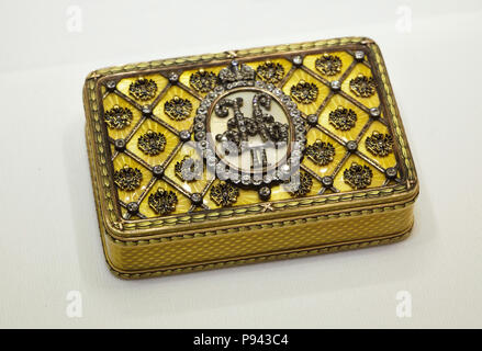 Fabergé imperial Präsentation snuff Box mit dem Monogramm des Kaiser Nikolaus II. von Russland, die vor 1896 von finnischen Goldschmied August Wilhelm Holmström unter der Aufsicht der russischen Juwelier Carl Fabergé in der Fabergé Museum in St. Petersburg, Russland. Der Schnupftabak, wurde Baron Arthur von Bolfras im Januar oder März 1897, präsentierte, als er den Kaiser Franz Joseph I. von Österreich auf Staatsbesuch in Sankt Petersburg begleitet. Stockfoto