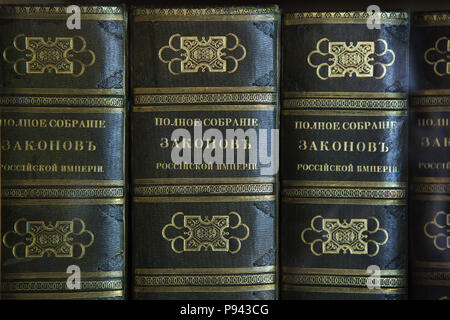 Komplette Sammlung von Gesetzen des Russischen Imperiums in die Bibliothek des Zaren Nikolaus II. im Winter Palace in St. Petersburg, Russland. Stockfoto