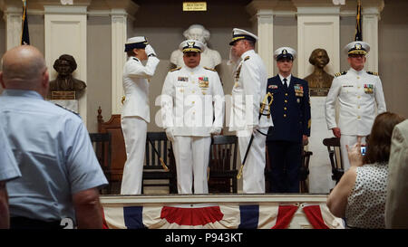 Coast Guard Kapitän Eric Doucette entlastet Kapitän Claudia Gelzer, wie der Kommandant der Küstenwache Sektor Boston, Massachusetts, die während eines Befehls Zeremonie, Freitag, 6. Juli 2018 bei der Faneuil Hall in Boston. Hintere Adm. Andrew Tiongson, Commander, First Coast Guard Bezirk, den Vorsitz über die Zeremonie. (U.S. Coast Guard Foto von Petty Officer 3. Klasse Hayden Jagd) Stockfoto