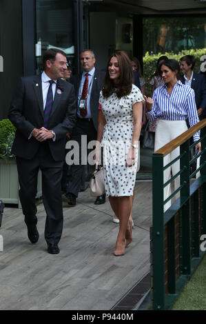 Vorsitzender des AELTC Philip Bach (links) geht mit der Herzogin von Cambridge, gefolgt von der Herzogin von Sussex, während ihres Besuchs in der Wimbledon Championships in der All England Lawn Tennis und Croquet Club, Wimbledon. Stockfoto