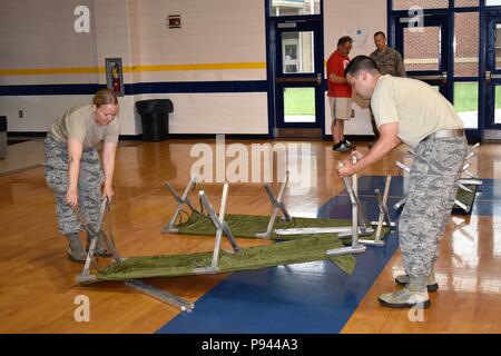 Die zentralen Georgia Innovative Readiness Training voraus Team begann die Einrichtung Schlafbereich in Warrenton, Ga. in Vorbereitung für Augusta Care 18. Das IRT ist eine gemeinsame-service Medical Mission enthalten von Luftwaffe und Marine Active Duty-, Reserve- und Mitglieder des nationalen Schutzes, die kritische Mission Training und logistische Bewegungen durchführen. Die Lebens- und Arbeitsbedingungen sollen die militärischen Operationen in der Zeit der Konflikt-, Krisen oder Katastrophen zu simulieren, praktische Readiness Training für servicemembers Während für direkte und dauerhafte Vorteile für die Bewohner der einzelnen Kommu Stockfoto