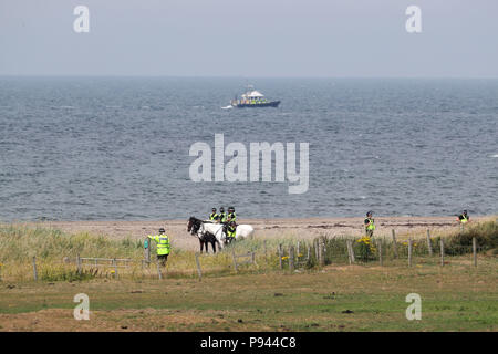 Polizei Spalier der Strand in der Nähe des Trump Turnberry Resort in South Ayrshire, wo US-Präsident Donald Trump und First Lady Melania Trump das Wochenende verbringen an der Trumpf Turnberry Resort in South Ayrshire. Stockfoto