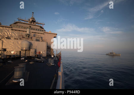 180708-N-OW 019-1066 PAZIFISCHER OZEAN (8. Juli 2018) Royal Canadian Navy Küstenschutz Schiff HMCS Yellowknife (706) Segel neben den Amphibischen dock Landung Schiff USS Harpers Ferry (LSD 49) am 8. Juli zur Unterstützung der Rand des Pazifik (Rimpac) 2018. 25 Nationen, 46 Schiffe, 5 U-Boote, über 200 Flugzeuge und 25.000 Angestellte beteiligen sich an Rimpac vom 27. Juni bis 2. August in und um die hawaiischen Inseln und Südkalifornien. Die weltweit größte internationale maritime Übung RIMPAC, bietet eine einzigartige Ausbildung während der Förderung und Erhaltung der kooperative Beziehungen Amon Stockfoto