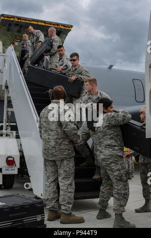 Sicherheitskräfte Flieger mit Die 128 Luftbetankung Flügel, Wisconsin Air National Guard, die Teilnahme an einer post-Flight Bag ziehen bei Joint Base Elmendorf-Richardson, Ala., 8. Juli 2018. Die Flieger angekommen, um die Basis für die Sicherheitskräfte jährliche Schulungen, die ihren Job Kenntnisse im Land Navigation, Treffsicherheit prüfen würde, und mehr. (Air National Guard Foto: Staff Sgt. Morgan R. Lipinski/Freigegeben) Stockfoto