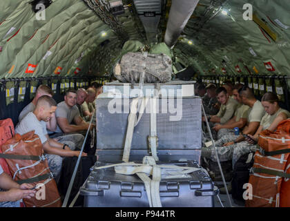 Sicherheitskräfte Flieger mit Die 128 Luftbetankung Flügel, Wisconsin Air National Guard, Warten auf den Abflug von einer KC-135 Stratotanker am Flugplatz in Milwaukee General Mitchell Juli 8, 2018. Die Truppen wurden Reisen nach Joint Base Elemendorf-Richardson, Ala, für die Ausbildung, die ihre Fähigkeit, ihre Aufgaben in rauen Bedingungen preform prüfen würde. (Air National Guard Foto: Staff Sgt. Morgan R. Lipinski/Freigegeben) Stockfoto