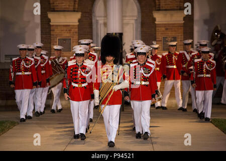 Gunnery Sgt. Stacie Crowther, Assistant drum Major," der Präsident selbst "US-Marine Band, marschiert die Band nach unten während eines Freitag abends Parade bei Marine Barracks Washington D.C., 6. Juli 2018. Die Gäste der Ehre für die Parade waren Seine Exzellenz Botschafter Virachai Plasai, Botschafter des Königreichs Thailand in die USA und Pastor Patrick A. Chuasoto, stellvertretender Leiter der Mission, der Botschaft der Republik der Philippinen in die USA das Hosting Offizielle der Parade war Generalleutnant Steven R. Ruder, stellvertretender Kommandant der Luftfahrt. (Offizielle Marine Corps Foto von Sgt. Robert Knap Stockfoto