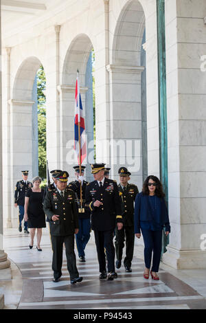 Gen. Thanchaiyan Srisuwan (links), Leiter der Streitkräfte in Thailand; der US-Armee Generalmajor Michael Howard (Mitte), Kommandierender General, U.S. Army Military District von Washington; und Karen Durham-Aguilera (rechts), Geschäftsführer, Army National Soldatenfriedhöfe; Spaziergang durch die Memorial Amphitheater auf dem Arlington National Cemetery, Arlington, Virginia, 9. Juli 2018. Srisuwan nahmen an einem bewaffneten Kräfte die volle ehrt Wreath-Laying Zeremonie am Grab des Unbekannten Soldaten und das Denkmal Amphitheater Anzeige Zimmer tourte im Rahmen seines Besuchs. (U.S. Armee Foto von Elizabeth Fraser/Arl Stockfoto