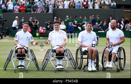 Alfie Hewett (links) und Gordon Reid (Mitte links) mit der Trophäe, nachdem er die Herren Rollstuhl verdoppelt Finale gegen Joachim Gerard (Mitte rechts) und Stefan Olsson (rechts) am Tag 12 der Wimbledon Championships in der All England Lawn Tennis und Croquet Club, Wimbledon. Stockfoto