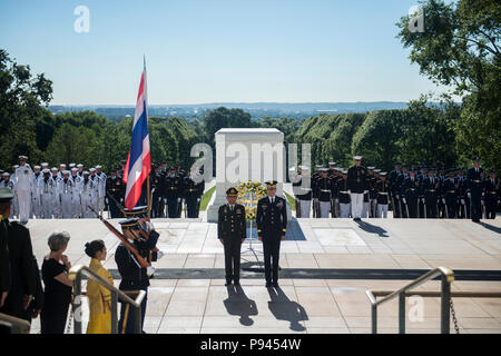 Gen. Thanchaiyan Srisuwan (links), Leiter der Streitkräfte in Thailand; und US-Armee Generalmajor Michael Howard (rechts), Kommandierender General, U.S. Army Military District von Washington; in eine Armee voller Ehrungen Wreath-Laying am Grab des Unbekannten Soldaten auf dem Arlington National Cemetery, Arlington, Virginia, 9. Juli 2018 teilnehmen. Srisuwan tourte das Memorial Amphitheater Anzeige Zimmer und traf sich mit Senior Leadership von Army National Soldatenfriedhöfe im Rahmen seines Besuchs. (U.S. Armee Foto von Elizabeth Fraser/Arlington National Cemetery/freigegeben) Stockfoto