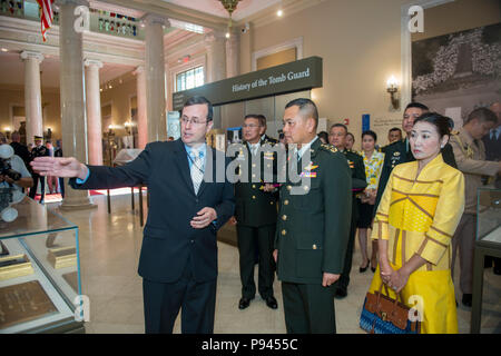 Tim Frank (links), Historiker, Arlington National Cemetery; bietet eine Geschichte Tour zu Gen. Thanchaiyan Srisuwan (Mitte), Leiter der Streitkräfte in Thailand, in der Memorial Amphitheater Anzeige Zimmer auf dem Arlington National Cemetery, Arlington, Virginia, 9. Juli 2018. Srisuwan nahmen an einem bewaffneten Kräfte die volle ehrt Wreath-Laying Zeremonie am Grab des Unbekannten Soldaten und traf mit Armee-nationalen Soldatenfriedhöfe Senior Leadership als Teil von seinem Besuch. (U.S. Armee Foto von Elizabeth Fraser/Arlington National Cemetery/freigegeben) Stockfoto