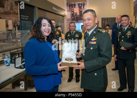 (Von links nach rechts): Karen Durham-Aguilera, Executive Director, Army National Soldatenfriedhöfe Austausch Geschenke mit Gen. Thanchaiyan Srisuwan, Chef der Streitkräfte in Thailand in der Memorial Amphitheater Anzeige Zimmer auf dem Arlington National Cemetery, Arlington, Virginia, 9. Juli 2018. Srisuwan nahmen an einem bewaffneten Kräfte die volle ehrt Wreath-Laying Zeremonie am Grab des Unbekannten Soldaten und das Denkmal Amphitheater Anzeige Zimmer TOURTE als Teil von seinem Besuch auf dem Friedhof. (U.S. Armee Foto von Elizabeth Fraser/Arlington National Cemetery/freigegeben) Stockfoto