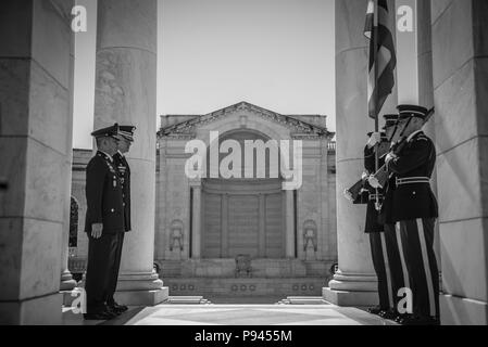 Gen. Thanchaiyan Srisuwan (links), Leiter der Streitkräfte in Thailand; und US-Armee Generalmajor Michael Howard (rechts), Kommandierender General, U.S. Army Military District von Washington; Pause die Flagge von Thailand in der Memorial Amphitheater auf dem Arlington National Cemetery, Arlington, Virginia, 9. Juli 2018 zu Ehren. Srisuwan nahmen an einem bewaffneten Kräfte die volle ehrt Wreath-Laying Zeremonie am Grab des Unbekannten Soldaten und traf mit Armee-nationalen Soldatenfriedhöfe Senior Leadership als Teil von seinem Besuch. (U.S. Armee Foto von Elizabeth Fraser/Arlington National Cemetery/Freigegeben) (Diese ph Stockfoto