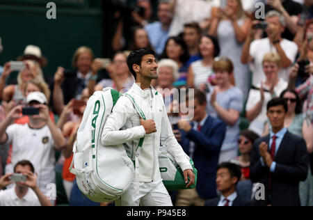 Novak Djokovic Spaziergänge auf dem Center Court für sein Spiel am Tag zwölf der Wimbledon Championships in der All England Lawn Tennis und Croquet Club, Wimbledon. Stockfoto