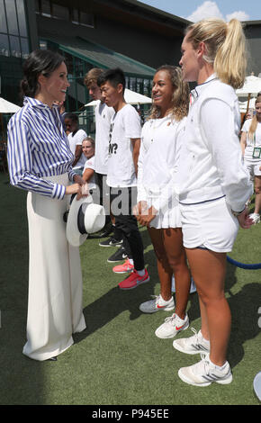 Die Herzogin von Sussex, trifft Junior Spieler Whitney Osuigwe (USA) (links) und Caty McNally (USA) bei einem Besuch der Wimbledon Championships in der All England Lawn Tennis und Croquet Club, Wimbledon. Stockfoto