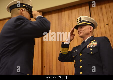 Coast Guard 13. Bezirk Master Chief Petty Officer Jason Wong, auf-kommenden command Master Chief, begrüßt der Adm. David Throop, Commander, nachdem Wong übernahm die Aufgaben der Bezirk command Master Chief während eines Change-of-watch Zeremonie in Seattle, 9. Juli 2018 statt. Eine Änderung der Watch ist ein zeitgesteuerter geehrt Festakt reich an naval Tradition, wo der gesamte Befehl die Übertragung der Verantwortung bezeugen können. U.S. Coast Guard Foto von Petty Officer 3. Klasse Amanda Norcross. Stockfoto