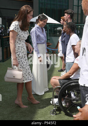 Die Herzogin von Cambridge (links) und die Herzogin von Sussex treffen Rollstuhl Konkurrenten Lucy Shuker (GBR) und KG Montjane (RSA) bei einem Besuch der Wimbledon Championships in der All England Lawn Tennis und Croquet Club, Wimbledon. Stockfoto