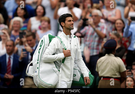 Novak Djokovic Spaziergänge auf dem Center Court für sein Spiel am Tag zwölf der Wimbledon Championships in der All England Lawn Tennis und Croquet Club, Wimbledon. Stockfoto