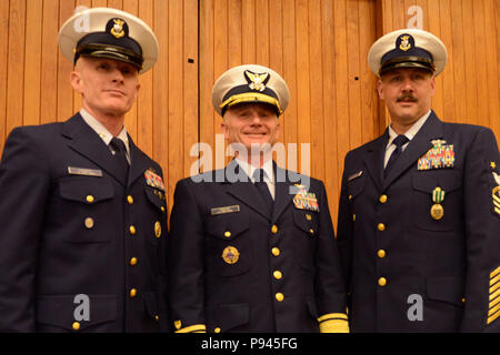 Coast Guard 13. Bezirk Master Petty Officer Ryan Hooper, auf-kommenden Reserve Command Master Chief, hintere Adm. David Throop, Commander, und der Master Chief Petty Officer Timothy Bart, die Ausrückenden Reserve Command Master Chief, nehmen Sie an von Change-of-watch Zeremonie in Seattle, 9. Juli 2018 statt. Die Zeremonie fand im Stadtzentrum im Henry M.Jackson Federal Building, wo die Coast Guard 13 Befehl Bezirk befindet. U.S. Coast Guard Foto von Petty Officer 3. Klasse Amanda Norcross. Stockfoto