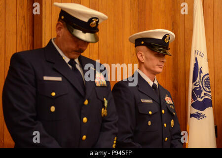 Coast Guard 13. Bezirk Master Chief Petty Officer Timothy Bart, die Ausrückenden Reserve Command Master Chief und der Master Chief Petty Officer Ryan Hooper, auf-kommenden Reserve Command Master Chief, ihren Kopf während eines Change-of-watch Zeremonie in Seattle, 9. Juli 2018 statt. Bart wird die Aufgabe als Reserve Command Master Chief für die Küstenwache den Pazifischen Raum in Alameda, Kalifornien, US Coast Guard Foto von Petty Officer 3. Klasse Amanda Norcross übernehmen. Stockfoto