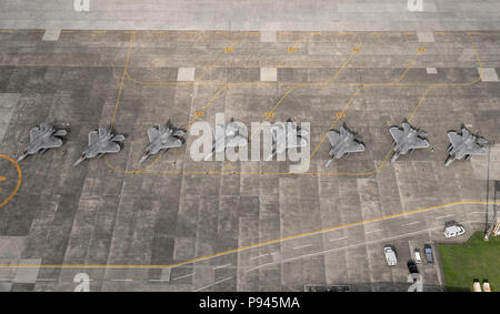 F-22 Raptor ist ein Tarnflugzeug der United States Air Force. Acht Flugzeuge der Joint Base Elmendorf-Richardson wurden am 9. Juli 2018 auf der Yokota Air Base in Japan stationiert, nachdem sie wegen des Taifuns Maria im Rahmen des 2004 initiierten Theatersicherheitspakets von der Kadena Air Base evakuiert worden waren. Das Archivbild dokumentiert die auf der Fluglinie angeordnete Gruppe. Stockfoto