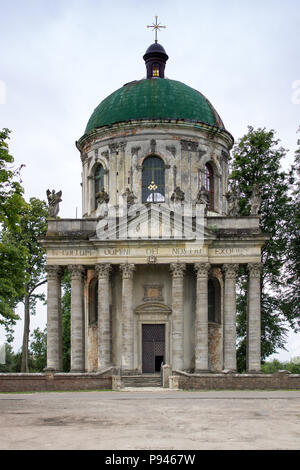 Foto des alten barocken Römisch-katholische Kirche St. Joseph in Pidhirtsi, Ukraine - Juli 2018. Stockfoto