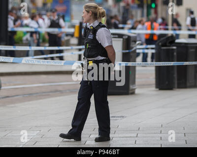 Polizei in die Teilnahme an der Tatort. Vermutete erstechen, George Street, East Croydon, London, UK. Mit: Atmosphäre, Wo: London, England, Großbritannien Wann: 13 Jun 2018 Credit: Wheatley/WANN Stockfoto