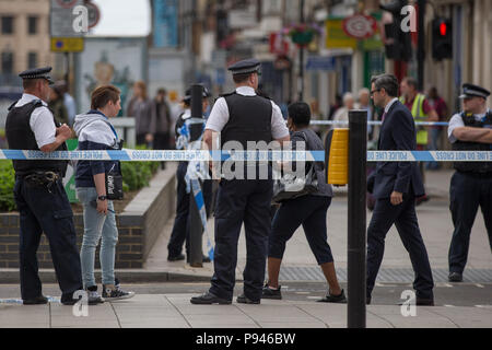 Polizei in die Teilnahme an der Tatort. Vermutete erstechen, George Street, East Croydon, London, UK. Mit: Atmosphäre, Wo: London, England, Großbritannien Wann: 13 Jun 2018 Credit: Wheatley/WANN Stockfoto