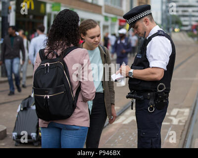 Polizei in die Teilnahme an der Tatort. Vermutete erstechen, George Street, East Croydon, London, UK. Mit: Atmosphäre, Wo: London, England, Großbritannien Wann: 13 Jun 2018 Credit: Wheatley/WANN Stockfoto