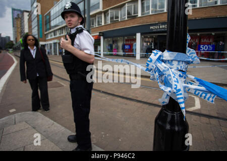 Polizei in die Teilnahme an der Tatort. Vermutete erstechen, George Street, East Croydon, London, UK. Mit: Atmosphäre, Wo: London, England, Großbritannien Wann: 13 Jun 2018 Credit: Wheatley/WANN Stockfoto