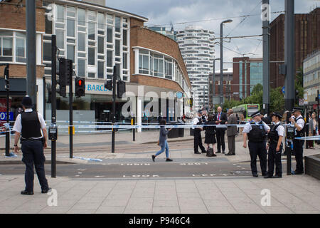 Polizei in die Teilnahme an der Tatort. Vermutete erstechen, George Street, East Croydon, London, UK. Mit: Atmosphäre, Wo: London, England, Großbritannien Wann: 13 Jun 2018 Credit: Wheatley/WANN Stockfoto