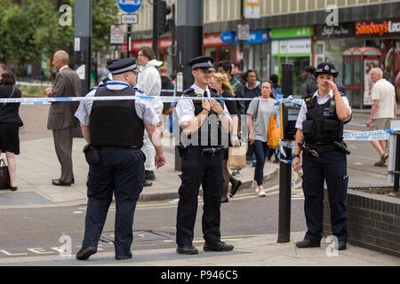 Polizei in die Teilnahme an der Tatort. Vermutete erstechen, George Street, East Croydon, London, UK. Mit: Atmosphäre, Wo: London, England, Großbritannien Wann: 13 Jun 2018 Credit: Wheatley/WANN Stockfoto