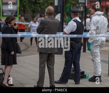 Polizei in die Teilnahme an der Tatort. Vermutete erstechen, George Street, East Croydon, London, UK. Mit: Atmosphäre, Wo: London, England, Großbritannien Wann: 13 Jun 2018 Credit: Wheatley/WANN Stockfoto