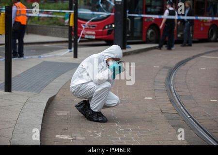 Polizei in die Teilnahme an der Tatort. Vermutete erstechen, George Street, East Croydon, London, UK. Mit: Atmosphäre, Wo: London, England, Großbritannien Wann: 13 Jun 2018 Credit: Wheatley/WANN Stockfoto