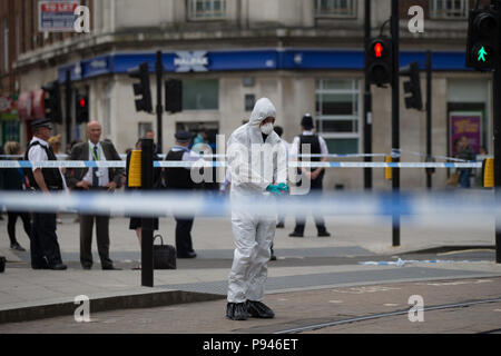 Polizei in die Teilnahme an der Tatort. Vermutete erstechen, George Street, East Croydon, London, UK. Mit: Atmosphäre, Wo: London, England, Großbritannien Wann: 13 Jun 2018 Credit: Wheatley/WANN Stockfoto