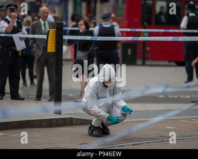 Polizei in die Teilnahme an der Tatort. Vermutete erstechen, George Street, East Croydon, London, UK. Mit: Atmosphäre, Wo: London, England, Großbritannien Wann: 13 Jun 2018 Credit: Wheatley/WANN Stockfoto
