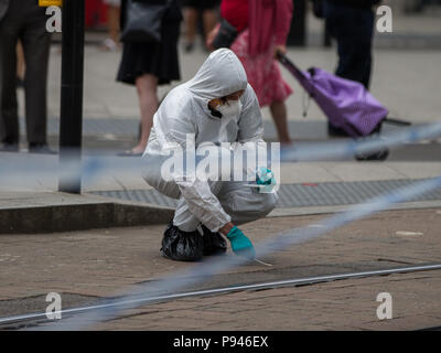 Polizei in die Teilnahme an der Tatort. Vermutete erstechen, George Street, East Croydon, London, UK. Mit: Atmosphäre, Wo: London, England, Großbritannien Wann: 13 Jun 2018 Credit: Wheatley/WANN Stockfoto