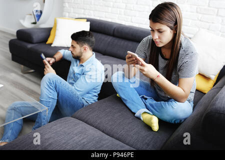 Paar bei Sozialen Netzwerken Süchtig über Telefone Stockfoto
