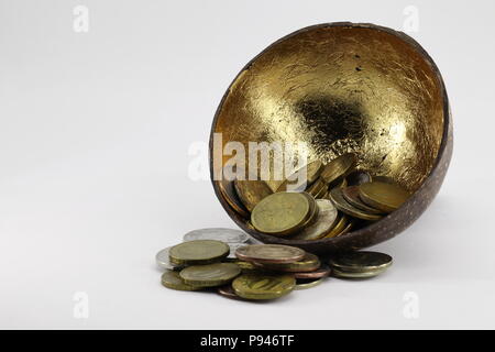 Stapel der russische Rubel Münzen randvoll von golden Kokosnussschalen mit weißem Hintergrund Stockfoto