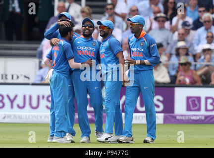 Indiens Yuzvendra Chahal (vorne links) feiert die Entlassung Englands Moeen Ali, erwischt von Rohit Sharma (Mitte) während des zweiten Royal London einen Tag Länderspiel auf Lord's, London. Stockfoto