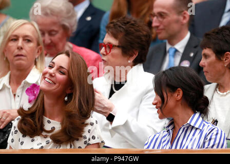 Die Herzogin von Cambridge und die Herzogin von Sussex in der königlichen Box auf dem Center Court am 12. Tag der Wimbledon Championships beim All England Lawn Tennis and Croquet Club in Wimbledon. DRÜCKEN SIE VERBANDSFOTO. Bilddatum: Samstag, 14. Juli 2018. Siehe PA Geschichte TENNIS Wimbledon. Bildnachweis sollte lauten: Andrew Couldridge/PA Wire. Stockfoto