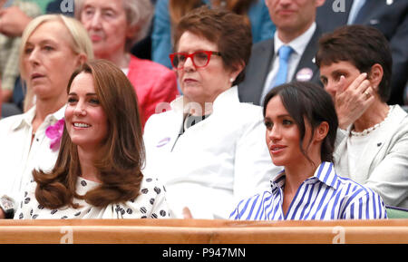 Die Herzogin von Cambridge und die Herzogin von Sussex in der königlichen Box auf dem Center Court am 12. Tag der Wimbledon Championships beim All England Lawn Tennis and Croquet Club in Wimbledon. DRÜCKEN SIE VERBANDSFOTO. Bilddatum: Samstag, 14. Juli 2018. Siehe PA Geschichte TENNIS Wimbledon. Bildnachweis sollte lauten: Andrew Couldridge/PA Wire. Stockfoto