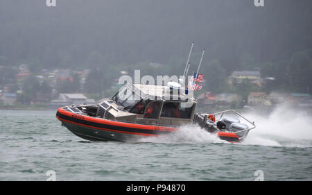 Mitglieder der Coast Guard Station Juneau Test der Funktionen des neuen 29-Fuß-Antwort Boot - KLEINE II, in Juneau, Alaska, 10. Juli 2018. Die RB-S II ist ein Upgrade auf die aktuelle 25-Fuß Antwort Boot - klein und wird durch ihn bald Phase. U.S. Coast Guard Foto von Petty Officer 1st Class Jon-Paul Rios. Stockfoto