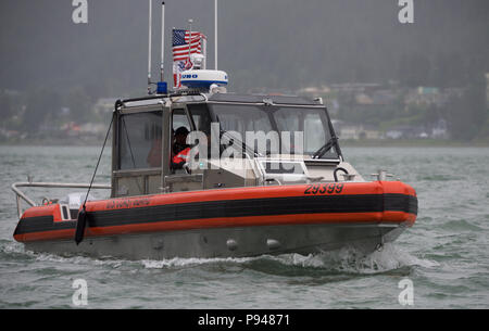 Mitglieder der Coast Guard Station Juneau Test der Funktionen des neuen 29-Fuß-Antwort Boot - KLEINE II, in Juneau, Alaska, 10. Juli 2018. Die RB-S II ist ein Upgrade auf die aktuelle 25-Fuß Antwort Boot - klein und wird durch ihn bald Phase. U.S. Coast Guard Foto von Petty Officer 1st Class Jon-Paul Rios. Stockfoto