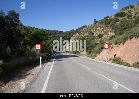 Leere Straße durch den Parque Naturel Sierra Magina, Provinz Jaen, Spanien mit überholverbot Zeichen Stockfoto