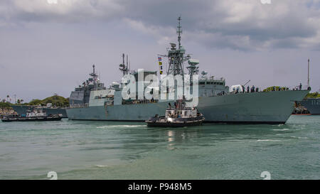 180710-O-N 0842-2009 Pearl Harbor (10 Juli 2018) Royal Canadian Navy Fregatte HMCS Ottawa (FF 341) Abfahrt Joint Base Pearl Harbor-Hickam zu beginnen, die auf See Phase des Randes des Pazifik (Rimpac) 2018 Übung. 25 Nationen, 46 Schiffe, 5 U-Boote, über 200 Flugzeuge, und 25.000 Mitarbeiter beteiligen sich an Rimpac vom 27. Juni bis 2. August in und um die hawaiischen Inseln und Südkalifornien. Die weltweit größte internationale maritime Übung RIMPAC bietet eine einzigartige Ausbildung während der Förderung und Erhaltung der kooperative Beziehungen unter den Teilnehmerinnen und Teilnehmern kritisch Stockfoto