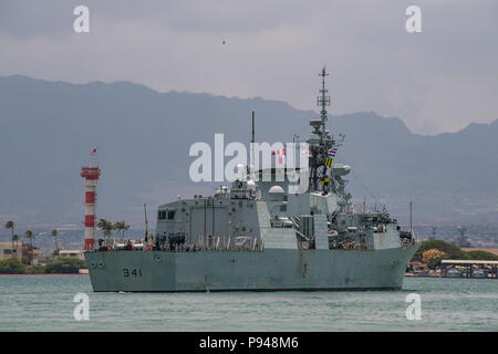 180710-O-N 0842-2010 Pearl Harbor (10 Juli 2018) Royal Canadian Navy Fregatte HMCS Ottawa (FF 341) Abfahrt Joint Base Pearl Harbor-Hickam zu beginnen, die auf See Phase des Randes des Pazifik (Rimpac) 2018 Übung. 25 Nationen, 46 Schiffe, 5 U-Boote, über 200 Flugzeuge, und 25.000 Mitarbeiter beteiligen sich an Rimpac vom 27. Juni bis 2. August in und um die hawaiischen Inseln und Südkalifornien. Die weltweit größte internationale maritime Übung RIMPAC bietet eine einzigartige Ausbildung während der Förderung und Erhaltung der kooperative Beziehungen unter den Teilnehmerinnen und Teilnehmern kritisch Stockfoto